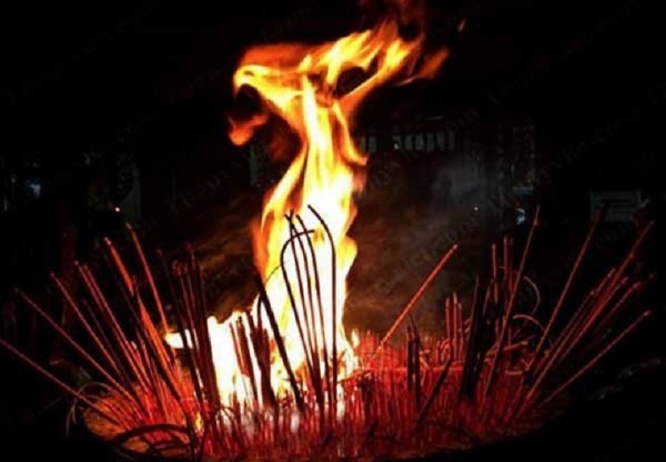Lý giải nguyên nhân cháy bát hương dưới các góc nhìn Lý giải nguyên nhân cháy bát hương dưới các góc nhìn