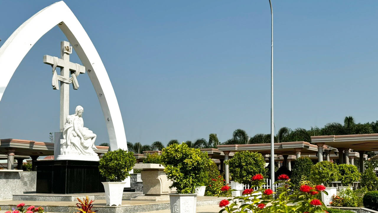 Khu vực Hành lễ, nơi nguyện cầu chung và là nơi cử hành các nghi thức trước khi Hạ huyệt Khu vực hành lễ cầu nguyện tại Hoa Viên Châu Đức