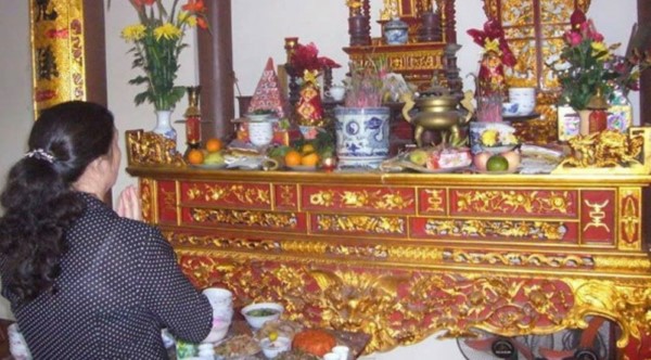 Làm lễ an nhập hương linh người mất lên bàn thờ gia tiên Làm lễ an nhập hương linh người mất lên bàn thờ gia tiên