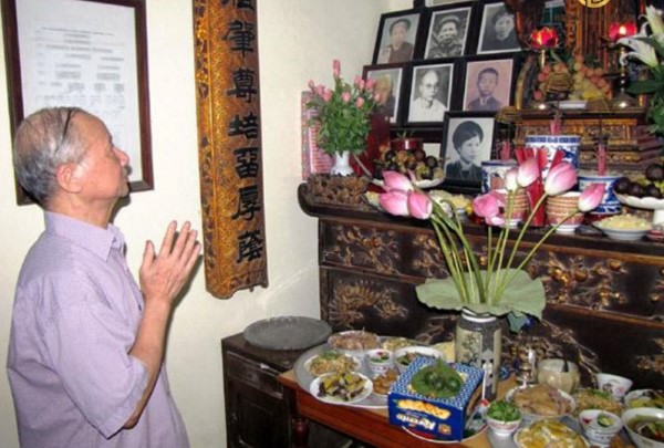 Chuẩn bị đầy đủ các lễ vật để tiến hành nghi thức Chuẩn bị đầy đủ các lễ vật để tiến hành nghi thức