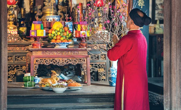 Chuyển bàn thờ vong lên bàn thờ gia tiên thể hiện sự thành kính của người sống Chuyển bàn thờ vong lên bàn thờ gia tiên thể hiện sự thành kính của người sống