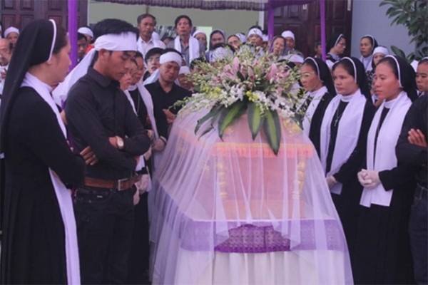 Thực hiện nghi thức vái lạy, đọc kinh theo phong tục người Công giáo Thực hiện nghi thức vái lạy, đọc kinh theo phong tục người Công giáo