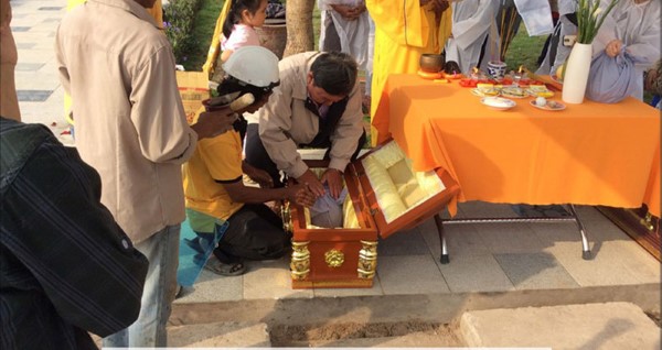 Thực hiện nghi thức Hung táng phải thật nhanh nhẹn, tỉ mỉ và chính xác Thực hiện nghi thức Hung táng phải thật nhanh nhẹn, tỉ mỉ và chính xác