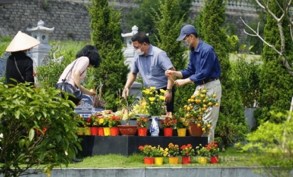 Chuẩn bị lễ vật cúng giỗ đầu ngoài mộ Chuẩn bị lễ vật cúng giỗ đầu ngoài mộ