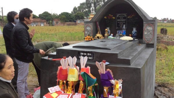 Khi ra tạ mộ cần phải ăn mặc lịch sự, thành tâm và dọn dẹp sạch sẽ xung quanh Khi ra tạ mộ cần phải ăn mặc lịch sự, thành tâm và dọn dẹp sạch sẽ xung quanh