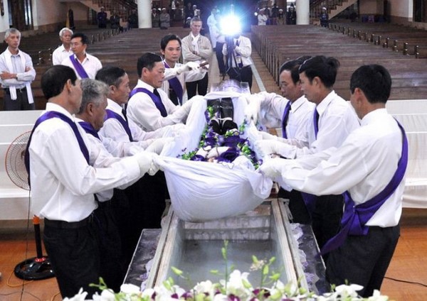 Khâm liệm, nhập quan cho người đã mất trang nghiêm, cẩn thận Khâm liệm, nhập quan cho người đã mất trang nghiêm, cẩn thận