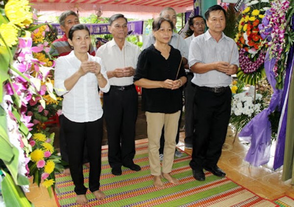 Gia đình tổ chức lễ chấp điếu/ phúng viếng thật tôn nghiêm Gia đình tổ chức lễ chấp điếu/ phúng viếng thật tôn nghiêm