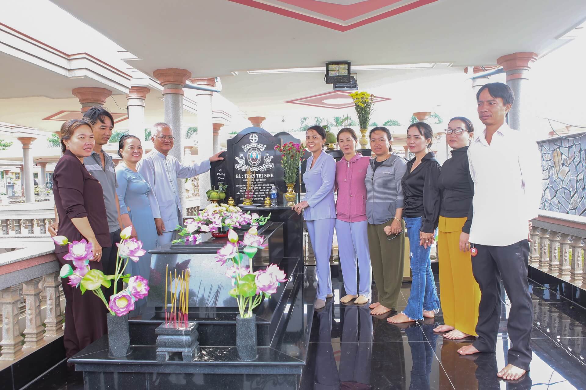 Gia đình đến thăm mộ - Vu Lan Báo Hiếu 2024