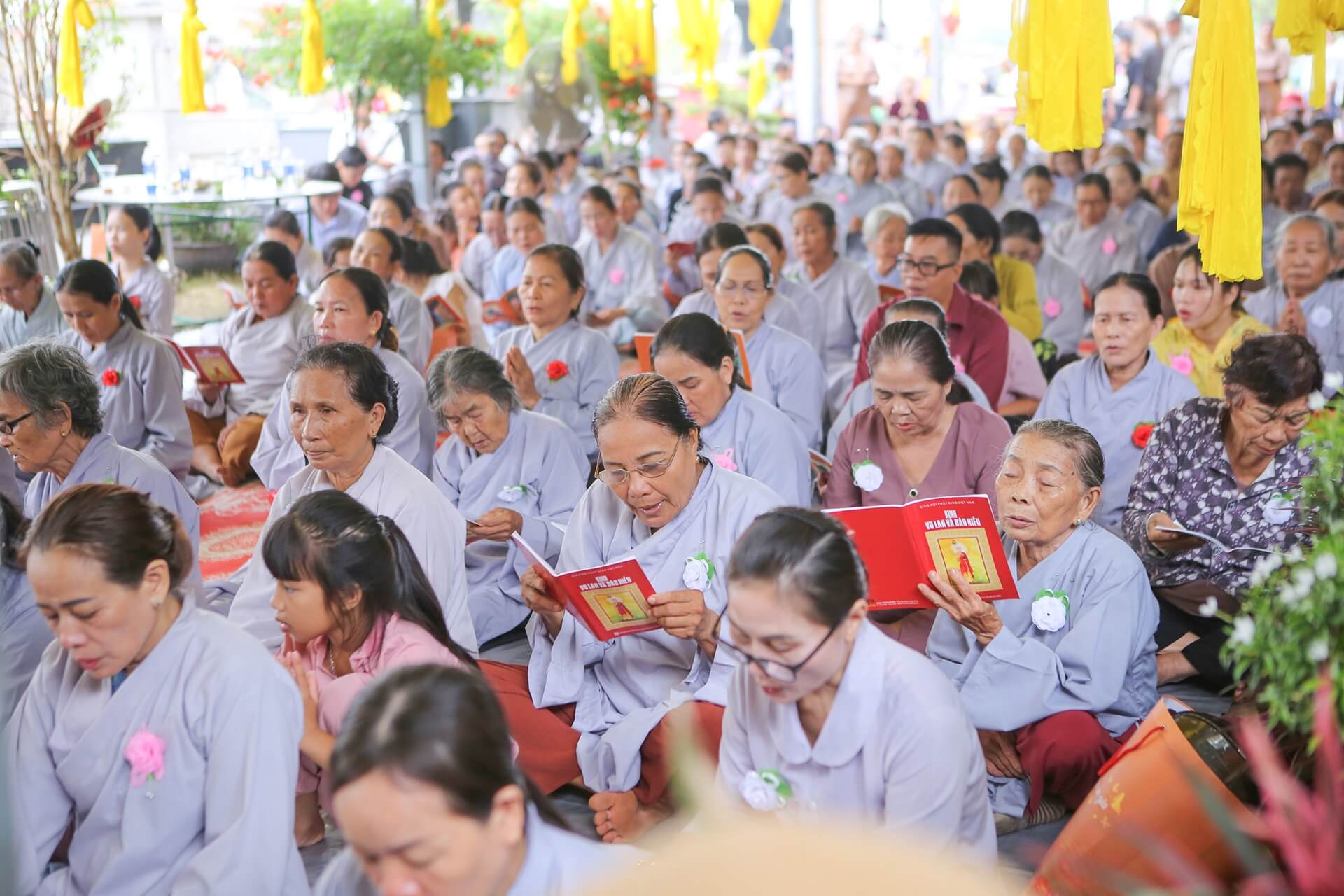 Nghi thức cấu siêu cho các hương linh - Hoa Viên Châu Đức