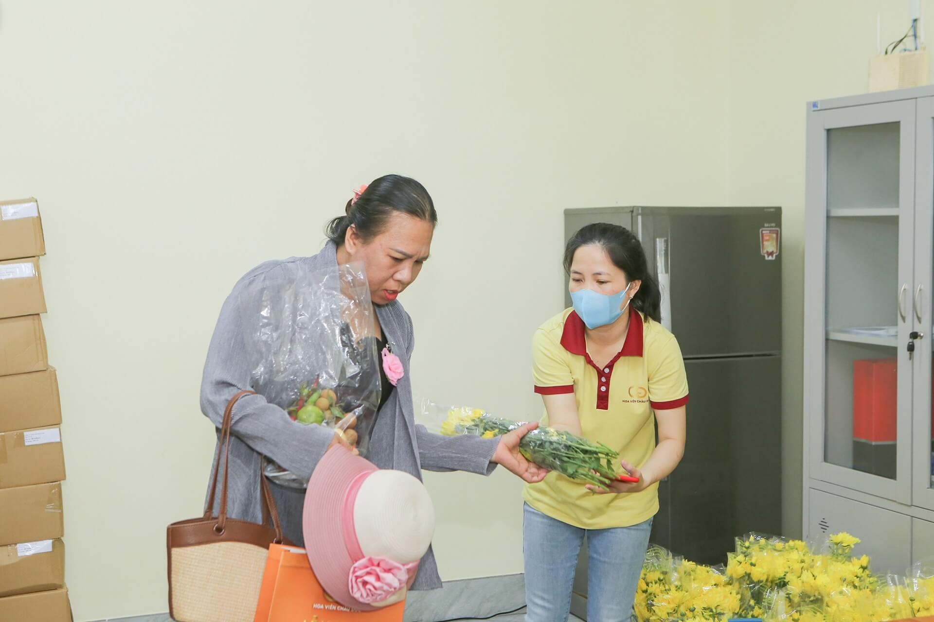 Tặng trái cây và hoa tươi