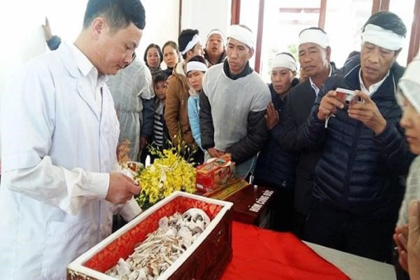 Bàn giao xương thi thể sau khi hỏa táng cho gia đình Bàn giao xương thi thể sau khi hỏa táng cho gia đình