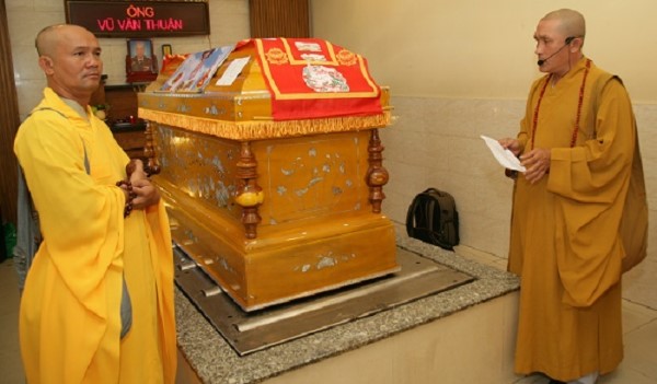 Trước khi hỏa táng nguyên xương, cần phải cầu nguyện cho người chết Trước khi hỏa táng nguyên xương, cần phải cầu nguyện cho người chết