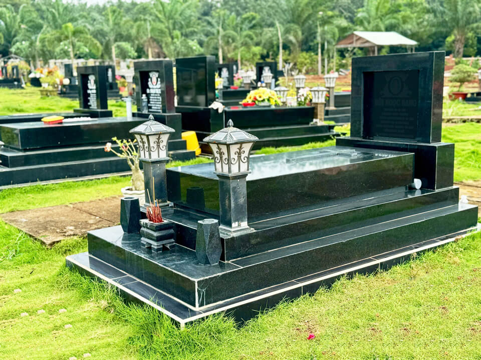 Mộ đơn đá đen Ấn Độ A6 tại Hoa viên Châu Đức